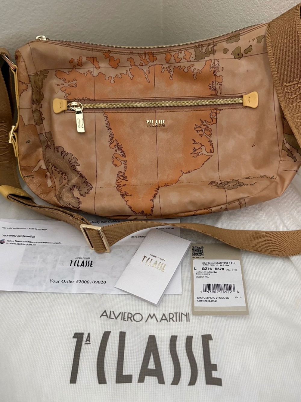 Alvierio Martini 1A Classe Soft Atlantic Medium Half-Moon Crossbody Bag (Golden